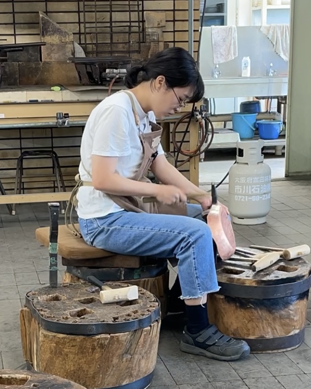 Mae Kunimoto, artist from Osaka. Working with metal
