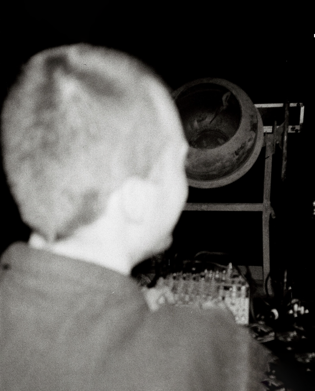 ZUS Kollektiv. Schwarzweiß Bild dunkel, Kof von Kinder, kurze Haare, unscharf